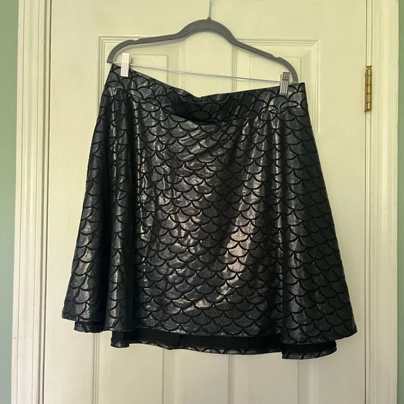 Mermaid Scales Black Glitter Circle Skirt | Size 2x - Picture 2 of 4